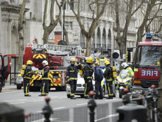 Голям пожар пламна в центъра на Лондон, 2000 души са евакуирани