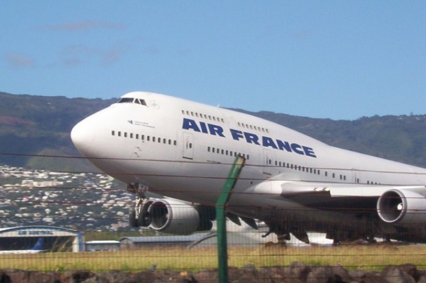 Самолет на „Еър Франс“ кацна аварийно на летището в Париж