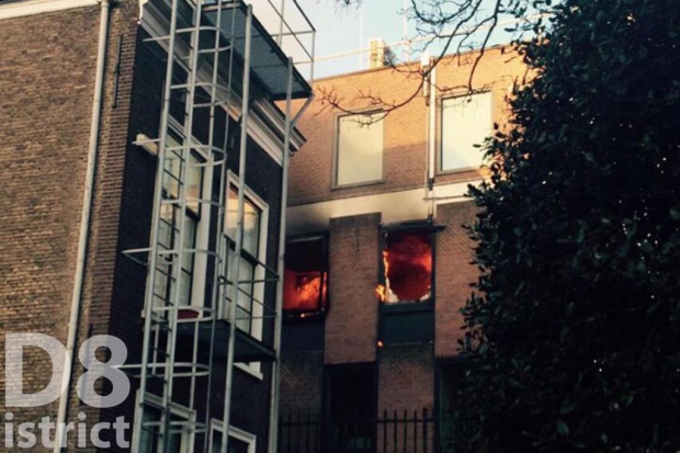 Пламна сградата на британското посолство в Хага