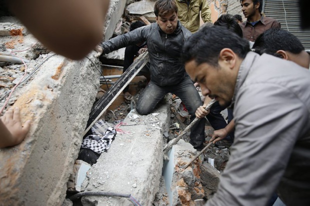 Над 10 жертви в руините на кула в Катманду