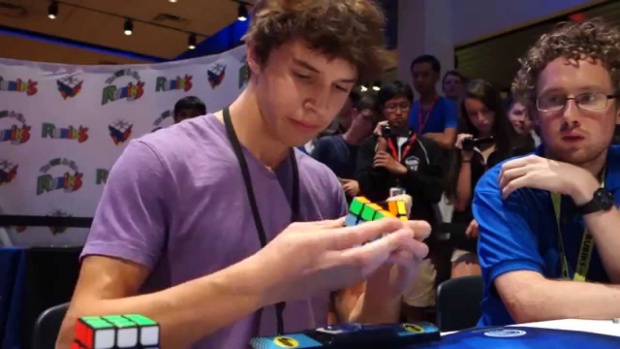 Нов рекорд на Гинес: Кубчето на Рубик подредено за 5 секунди (ВИДЕО)