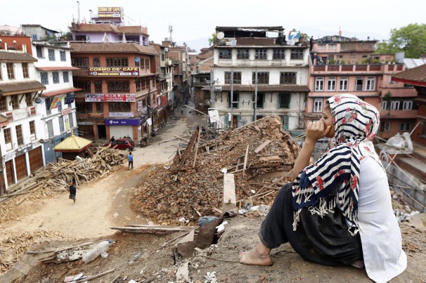 Лъч надежда: Мъж оцеля почти четири дни под руините на хотел в Катманду