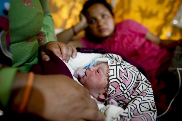 Чудо: 4-месечно бебе оцеля сред отломките в Непал
