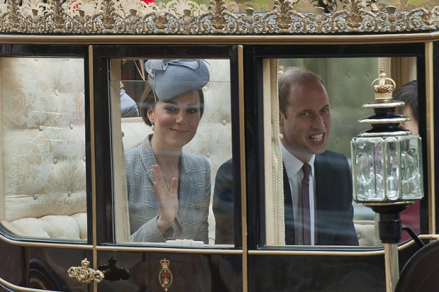 Принц Уилям и Кейт зарадваха феновете, чакащи пред болницата
