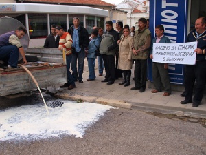 Млекопроизводители готвят протести на граничните пунктове