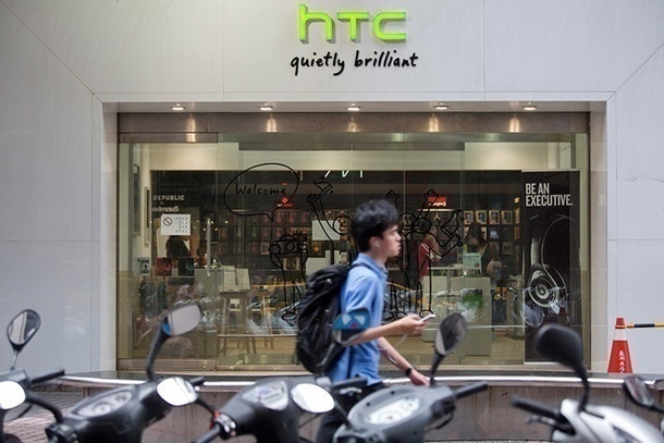 Приходите на HTC за април спадат с почти 40%