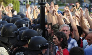 Бой между полиция и протестиращи в Скопие, 19 души са ранени
