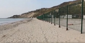 Плажът в Кранево остана на половина, ограда разделя пясъка