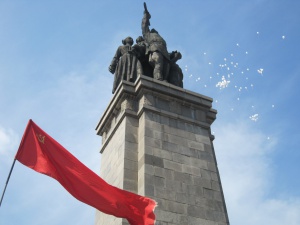 Гълъби и балони полетяха в небето над София по случай Деня на победата (СНИМКИ)