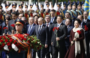 Путин положи цветя на Гроба на незнайния воин