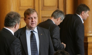 Каракачанов има две версии за сблъсъците в Македония