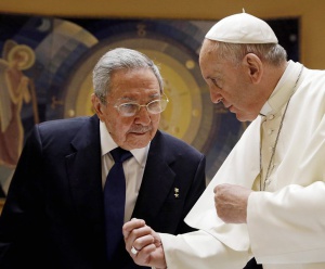 Раул Кастро се ръкува с папа Франциск (СНИМКИ)