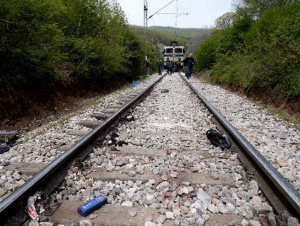 Пътнически влак отнесе автомобил, като по чудо няма жертви