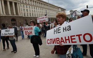 Пациенти протестират срещу сливането на болници (СНИМКИ)