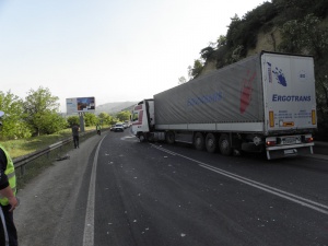 Катастрофа затвори международния път Е-79