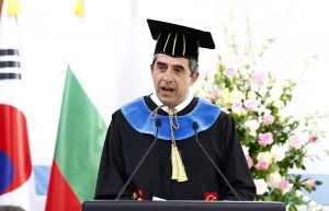Плевнелиев стана „Доктор хонорис кауза“ на университета "Сункюнкуан" (СНИМКИ)