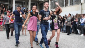 Детство, бал, съзряване, но не в този ред!