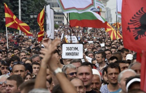 И българското знаме се развя на протеста в Скопие