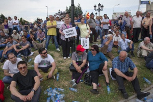 Протестът в Скопие приключи, демонстранти строят палатков лагер