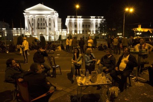 Заев спа пред кабинета на Груевски, властта се готви за митинг