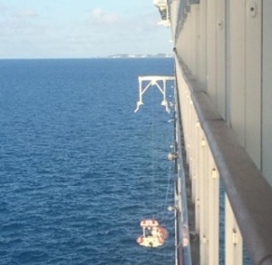 Круизен лайнер с 3737 души на борда заседна до Бермудите