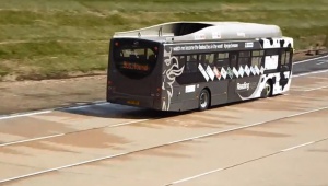 Автобус вдигна 123 км/ч с гориво от говежди тор (ВИДЕО)