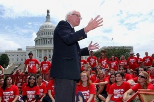 Критик на капитализма се изправя срещу Хилари Клинтън