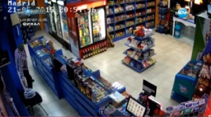 Охранителни камери заснеха кражба в столичен магазин (ВИДЕО)