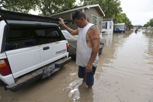 Водният ад в Тексас отне поне 19 живота и разруши стотици къщи