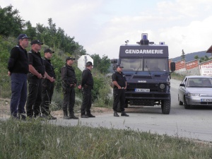 Полиция, ДНСК, община, пожарна и РЗУ влязоха в ромската махала в Гърмен (СНИМКИ)