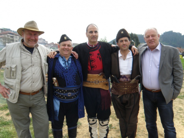 Защо Цветан Цветанов облече македонска носия и се хвана на хорото? (СНИМКИ)