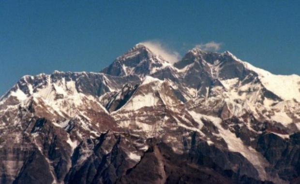 Еверест по-скромен след труса: спадна с 2,54 см