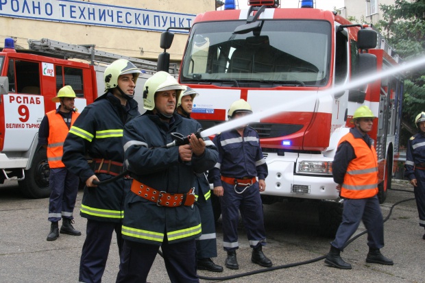 Полицаи и пожарникари плашат с напускане, ако се вдигне пенсионната възраст