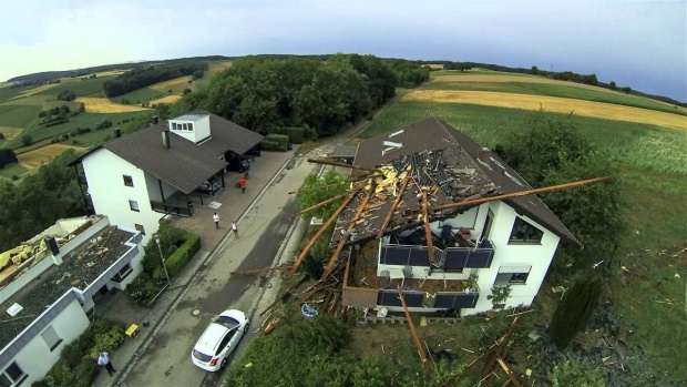 Торнадо опустоши германско градче, има ранени