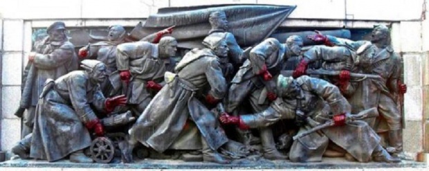 Виртуално нацапаха Паметника на Съветската армия