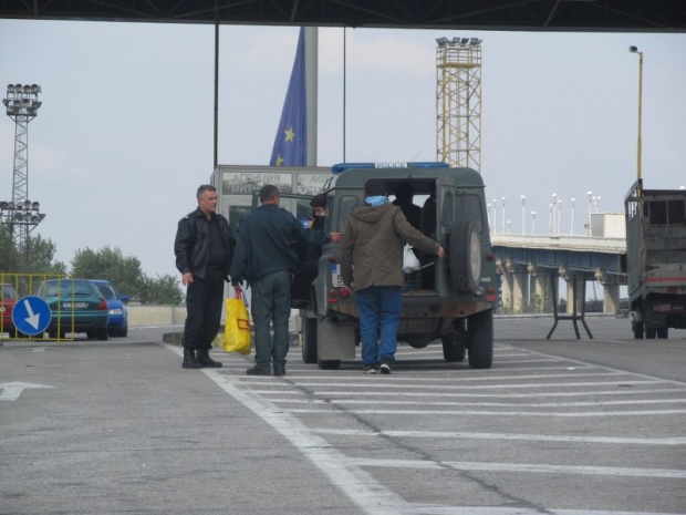 Заловиха 37 нелегални имигранти на Дунав мост