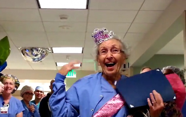 Медсестра навърши 90 на работното си място (ВИДЕО)