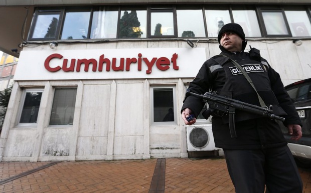 Арести на полицаи в Турция заради афера с подслушване