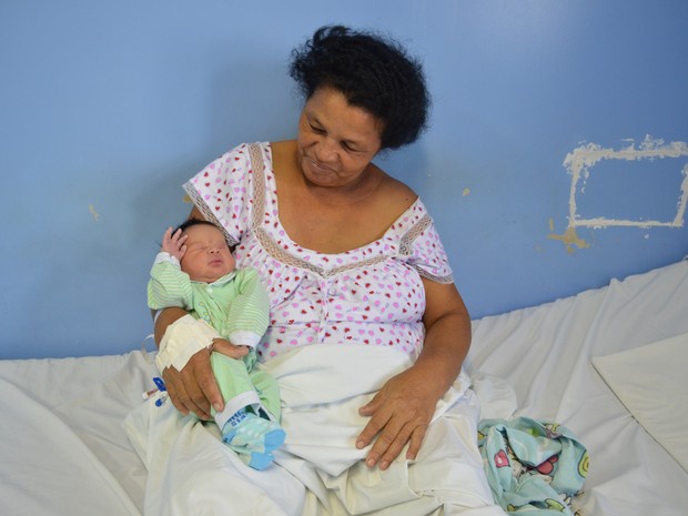 Истински подвиг: 51-годишна жена роди 21-ото си дете (СНИМКИ)