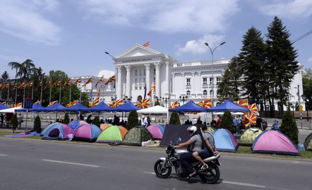 Отново недоволни македонци в Скопие, но само пред сградата на МС