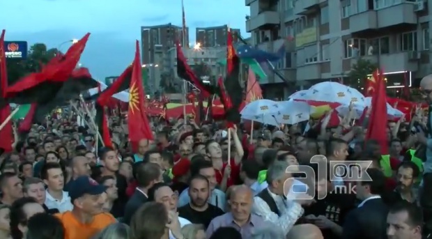 Гордана Янкулоска и Сашо Миялков редом до Груевски на проправителствения протест в Македония