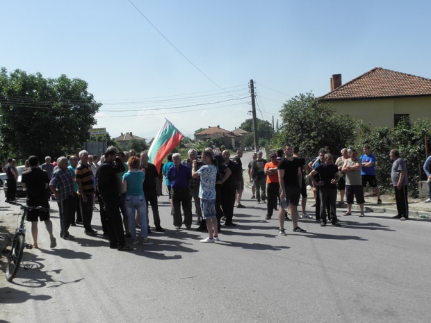 Над 500 души блокираха пътя за Гърмен заради ромските набези