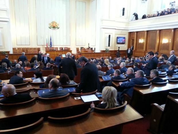 Парламентът избира временна комисия за промените в основния закон