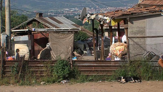 Роми събарят доброволно незаконни къщи в Гърмен