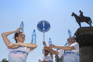 Флашмоб показа колко е важна хидратацията зад волана (СНИМКИ)