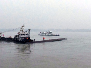 Плавателен съд с над 450 души на борда потъна в река Яндзъ, има жертви
