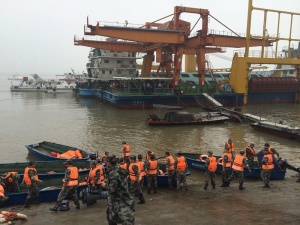 Стотици са изчезнали, а петима загинали след корабокрушението на кораб в Яндзъ