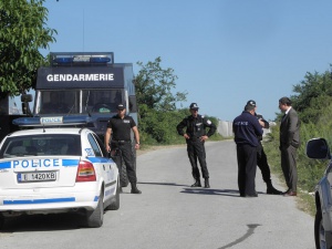 Рокери и футболни фенове рамо до рамо с жителите на Гърмен