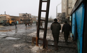 375 миньори под земята в Донецк, снаряд уцели входа на мината