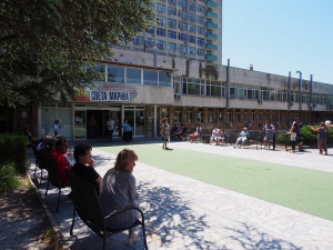 Пребитото от баща си бебе от Каменар е на командно дишане